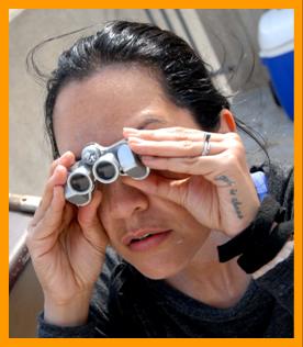 Woman looking through miniature binoculars
Mujer con binoculares
Frau mit fernglas
Femme avec jumells