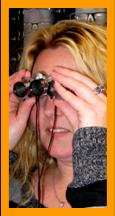 woman looking through miniature binoculars
frau mit fernglas
Mujer con binoculares
femme con jumelles