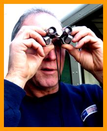 Man viewing with Binoculars.
Homme regardant a travers des jumelles.
Mann schaut durch fernglas.
Hombre mirrranda a traves de binoculares.
