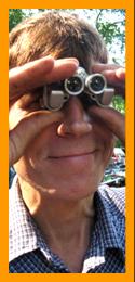 Happy man looking through miniature binoculars
Homme avec jumelles
Hombre con binoculares
Mann mit fernglas