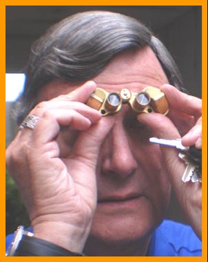 Man looking Through Miniature Binoculars
Homme observant avec des jumelles.
Mann beobachtel mit einem fernglas.
Hombre observando con binoculares                       