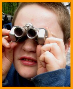 Boy looking through miniature binoculars.
Junge schaut durch ein miniatur fernglas.
Garcon regardant a travers des jumelles mniature.
Muchacho mirando a traves de binoculares en miniatura.
Muchacho mirando a traves de prismaticos en miniatura.
Pojke som tittar genom minityr kikare.
Ragazzo che guarda attraverso il binocolo in miniatura.