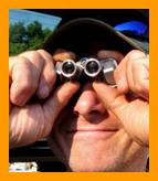 man using miniature binoculars
Mann mit fernglas
Hombre con binoculares
Homme avec jumelles
