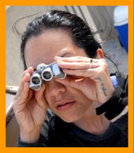 Woman using binoculars.
Femme utilisant de jumelles.
Frau mit fernglas.
Mujer usando binoculares.
Kvinna som anvander kikare.
Donna che usa il binocolo.
Vrouw met verrekijker.
Kvinne som bruker kikkert.
Kobieta za pomoca lornetki.
Muz pouzvajici dalekohled.
Kvinde de burger en kikkert.
No hasznal tavcsovet.
Nainen kayttaa binoculos.
Mulher usando binoculos.
Sieviete kas izmanto binokli.
Moteris besinaudojanti ziuronais.
6x15 binoculars.
6x15 jumelles.
6x15 ferngas.