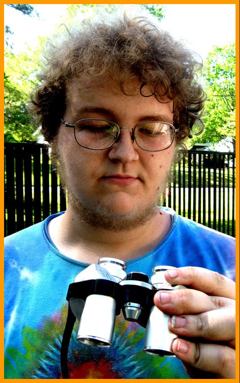 Boy examiniing Binoculars.
Nino con binoculares.
garcon avec jumelles.
Kleiner mit fernglas.