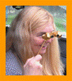 Woman using gold binoculars.
Femme utilisant ses jumelles.
Frau mit ihrem fernglas.
Mujer usando suis binoculares.
Donna che usa il suo binocolo.
Kvinna som anvanderbsin kikare
Vrouw die haar verrekijker gebruikt
Durbun unu kullanan kadin.
No hasznalja a yavcsovet.
Kobieta uzywajaca kornetki.
Kvinde, der bruger en kikkert. Nainen kayttaa kiikareita.
Zena pomoci dalekohledu.