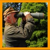 Mark Ohno observing with large Japanese warship binoculars. 
Mark Ohno observando con binoculares.
Mark Ohno observant avec des jumelles.
Mark ohno beobachtel mit einem fernglas.
