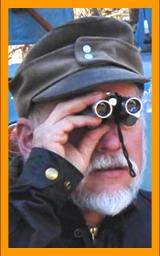 Bearded man with miniature binoculars
Hombre con binoculares
Homme avec jumelles
Mann mit fernglas
