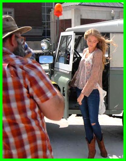 Pretty young woman and one of my Land Rovers  at catalog photo shoot.
Jolie jeune femme avec Land Rover.
Hubsche junge frau mit Land Rover.
Mujer joven y bonita con Land Rover.
Vaker ung kvinna met Land Rover.
Bella giovane donna con il Land Rover.
Mooie jonge vrouw met Land Rover.
Pen ung kvinne med Land Rover.
Lada mloda kobieta z Land Rover.
Smuk ung kvinde med Land Rover.
Kaunis nuori nainenon Land Rover.
Mulher muito jovem com Land Rover.
Diezgan jauna sievietear Land Rover.
Gana jaunta moteris su Land Rover.