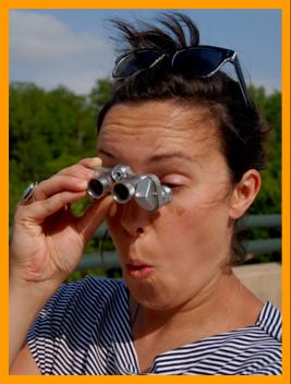 Woman Amazed by Powerful Binoculars
Frau beobachtel mit einem fernglas
Femme observan avec des jumelles
Mujer observando con binoculares