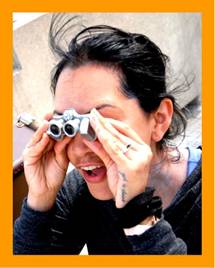 Woman looking through binoculars.
Woman observing with binoculars.
Woman watching football game with binoculars.
6x15 binoculars.
6x15 jumelles.
6x15 fernglas.
Femme utilisant de jumelles.
Frau mit fernglas.
Mujer usando binoculares.
Mujer busando prismaticos.
Kvinna som anvander kikare.
Donna che usa il binocolo.
Vrouw met verrekijker.
Kvinne som bruker kikkert.
Kobieta za pomoca lornetki.
Muz pouzvajici dalekohled.
Kvinde de burger en kikkert.
Nainen kayttaa kiikareita.
Mulher usando binoculos.