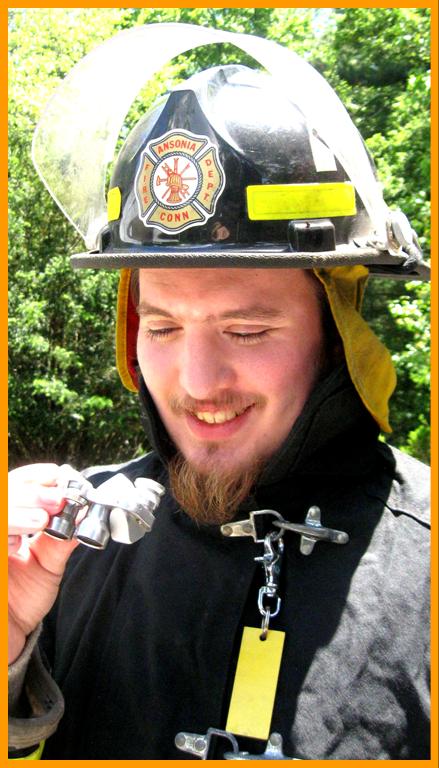 Fireman and compact old miniature binoculars. 
Mann mit miniatur fernglas.
Homme avec des jumelles miniature.
Hombre con binoculares en miniatura.
Man med miniatyr kikare. 
Uomo con binocolo in miniatura. 
Man avander sin kikare.
Man die zijn verrekijker gebruikt
Durbun unu killananadam
Ember hasznalja a tavcsovet.
Mazczyznz uzwajacy lornetki.
Mand, de bruger sin kikkert.
Mies kiikareillaan.
Muz pomoci sveho dalekohkedu.