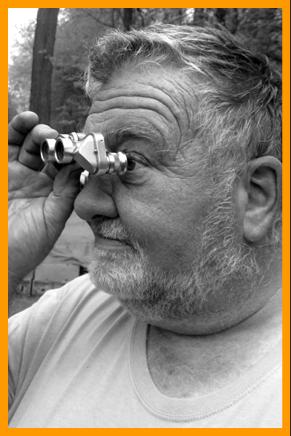 Grizzled man looking through pocket binoculars. www.miniaturebinoculars.com
Mann schaut durch ein miniatur fernglas.
Homme observant avec des jumelles miniature.
Hombre observando con binocularesen miniatura.
Man observerar med miniatur kikare.
L'uomo osserva con il binocolo. 