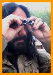 Man in Army uniforn looking through binoculars.
Mann beobachtet mit einem fernglas.
Homme observant avec des jumelles.
Hombre observando con binoculares
man observerar med kikare.
L'uomo osserva con il binocolo.