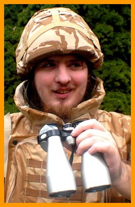 Man in british body armor with binoculars. www.miniaturebinoculars.com
Mann mit fernglas.
Homme avec jumelles.
Hombre con binoculares.
Man med kikare.
L'uomo con il binocolo.