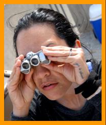 Exotic Woman observing with Tiny Binoculars.
Frau beobachtet mit einem ferglas.
Femme observant avec des jumelles.
Mujer observando con binoculares.
Kvinna observerar med kikare.
Donna osserva con il binocolo