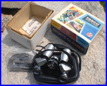 1971 Tasco 8x20 binoculars with  NFL box.
8x20 binoculars with original box.
Jumelles Tasco 8x20 avec boite d'origine NFL.
Tasco 8x20 fernglas mit originalverpakung NFL.
Prismaticos Tasco 8x20 con caja originale NFL.
Tasco 8x20 kikare med originalkartong NFL.
Binocolo Tasco 8x20 con scatola originale NFL.
