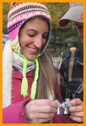 Happy Girl with Compact Binoculars.
Frau mit fernglas.
Femme avec jumelles.
Mujer con binoculares.
Kvinna med kikare.
Donna con binocolo.