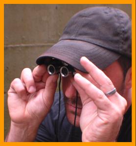 Man Peering through Miniature Binoculars.
Man beobachtet mit einem miniatur fernglas.
Homme observant avec des jumelles miniature.
Man Observerar med miniatur kikare.
L'uomo osserva col il binocolo in miniatura. 