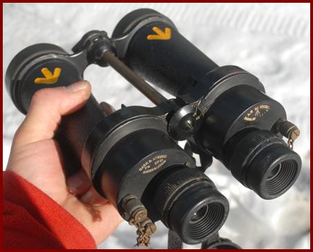 1945 Barr and Stroud CF41 7x49 British navy military binoculars.
1945 Barr & Stroud jumelles militaires model CF41 7x49 de la Marine Britannique.
1945 Barr & Stroud CF 41 7x49 militarfernglas der Britische Marine.
1945 Barr & Stroud 7x49 Brittiska Flottan marinmodel CF41 militar kikare.
1945 Barr & Stroud 7x49 binoculares militares modeloCF41 de la armada Britanica.