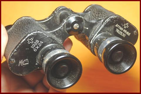 1928 Kerm Swiss Army 6x24 Military Binoculars.
1928 Kern 6x24 jumelles militaires suisses.
1928 Kern 6x24 Schwizer militarfernglas.
1928 Kern 6x24 binoculares militares Suizos.
1928 Kern 6x24 Schweizisk militar kikare.
1928 Kern 6x24 Zwitserse militaire verrekijker.
1928 Kern 6x24 binocolo militare Svizzero. 