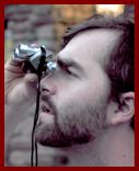 Man looking through miniature binoculars.
Mann schaut durch ein miniatur  fernglas.
Homme regardant a travers de jumelles miniature.
Hombre mirando a traves de binoculares en mimniatura.
Man som tittar genom miniatur kikare.
L'uomo che guarda attraverso il binocolo in miniatura. 
