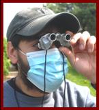 Man observing with miniature binoculars.
Mann beobachtet mit einem miniatur fernglas.
Homme observant avec des jumelles miniature.
Hombre observando con binoculares en miniatura.
Man observerar med miniatur kikare.
L'uomo osserva con il binocolo in miniatura.
