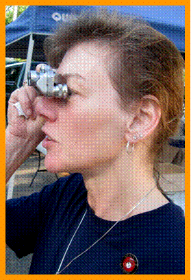 Interested Woman with Small Binoculars. Frau beobachtet mit einem fernglas.
Femme observant avec des jumelles.
Mujer observarar med kikare.
Donna osserva con il binocolo.