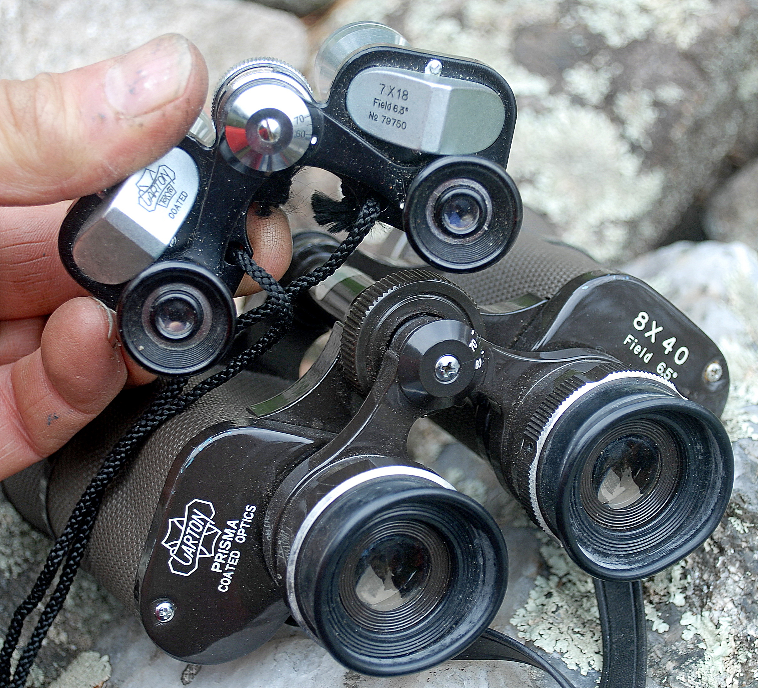 Jovial Man observing with Miniature Binoculars.
Mann beobachtet mit einem fernglas.
Homme observant avec des jumelles.
Hombre observando con binoculares prismaticos.
Man observerar med kikare.
L'uomo osserva con il binocolo.