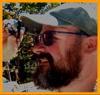 Hunter with his  Miniature Binoculars.
Homme utilisant ses jumelles miniature.
Hombre usando sus binoculares en miniatura.
Hombre usando sus prismaticos en nminiatura.
Uomo che usa suo binocolo.
Man avander sin kikare.
Man die zijn verrekijker gebruikt.
Durbununu kullananadam .
Ember hasznalja a tavcsovet.
Mexczyzna uzywajacy lornetki.
Mand, de bruger sin kikkert.
Mies kiikareillaan.
Muz pomoci sveho dalekohkedu. 