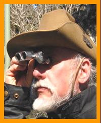 Mark Ohno in Australian Hat with Binoculars.
Mark ohno mit fernglas.
Mark ohno avec jumelles.
mark ohno con binoculares prismaticos.
mark ohno med kikare.
Mark Ohno con binocolo.