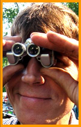 Man using his miniature binoculars.
Homme utilisant ses jumells miniature.
Man mit seinem miniatur fernglas.
Hombre usando suis binoculares en miniatura.
Hombre usando suis prismaticos en miniatura.
Uomo che usa il suo binocolo in miniatura.
Man anvander sin miniatyr kikare.
Man die zijn vverrekiker gebruik.
Durbununu kullananadam.
Ember hasznalja a tavcsovet.
Mezyzna uzwajacy lornetki.
Mandi, de bruger sin kikkert.
Mies kiikareillaan.
Muz pomoci sveho dalekohkedu.    