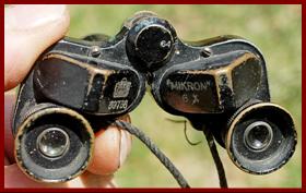 Man Peering through Miniature Binoculars.
Man beobachtet mit einem miniatur fernglas.
Homme observant avec des jumelles miniature.
Man Observerar med miniatur kikare.
L'uomo osserva col il binocolo in miniatura. 