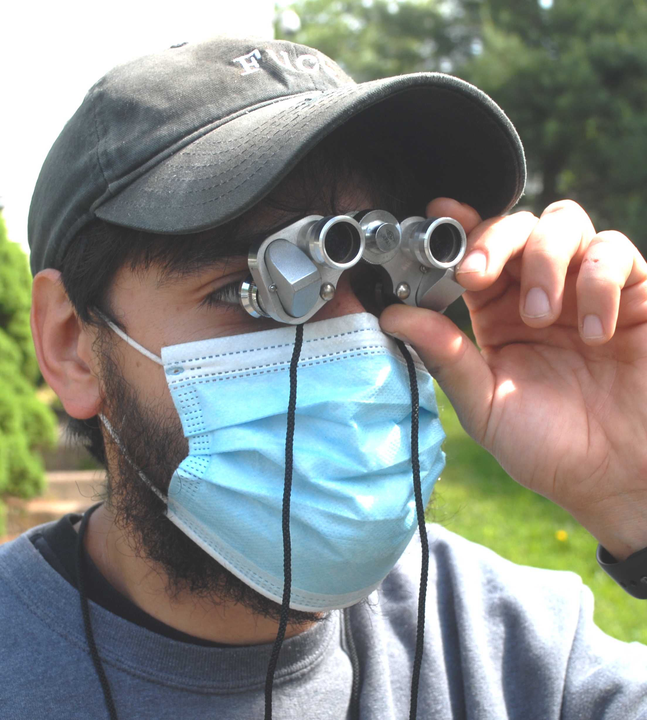 Man observing with binoculars.
Mann beobachtet mit einem fernglas.
Homme observant avec des jumelles.
Hombre observando con binoculares.
Man observerar med kikare.
L'uomo osserva con il binocolo.