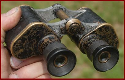 1916 1917Crown Optical Co. 6x30 British Military binoculars.
1916 1917 Crown Optical Co. 6x30 jumelles militaires de larmee Britannique.
1916 1917 Crown Optical Co. 6x30 militarfernglas der Britischen armee.
1916 1917 Crown Optical Co. 6x30 binoculares militares del ejercito Britanico.
1916 1917 Crown Optical Co. 6x30 Brittisk Arme militar kikare.
1916 1917 Crown Optical Co. 6x30 binocolo militare dell'escercity Britannico.
1916 1917 Crown Optical Co. 6x30 Britse militaire verrekijker.