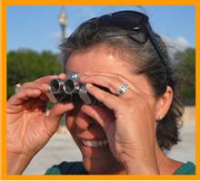 Woman with binoculars.
Frau mit fernglas.
Femme avec jumelles.
Kvinna med kikare.
Donna con binocolo.