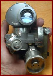 1941 WWII Nife 5x25 Swedish Optical Gun Sight for machine gun.
1941 Nife 5x25 viseur de canon optique suedois pour mitralleuse.
1941 Nife 5x25 schwedisches optisches visier fur maschinengewehr.
1941 Nife 5x25 mirino svedese per mitragliatrice.
1941 Nife 5x25 mira de canon optico sueco para ametralladora.