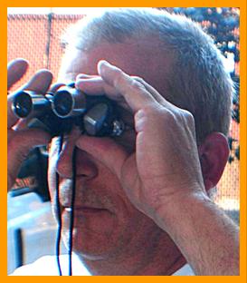 Man observing game with small binoculars.
Hombre observando con binoculaires prismaticos.
Homme obsrvant avec des jumelles.
Mann beobachtel mit einem fernglas.
Man observerar med kikare.
L'uomo osserva il binocolo.