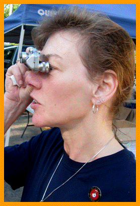 Interested Woman with Small Binoculars. Frau beobachtet mit einem fernglas.
Femme observant avec des jumelles.
Mujer observarar med kikare.
Donna osserva con il binocolo.