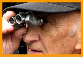 Old Man Looking Through Binoculars.
 Mann beobachtet mit einem fernglas.
Homme observant avec des jumelles.
Hombre observando con binoculares prismaticos.
Man observerar med kikare.
L'uomo osserva con il binocolo.
