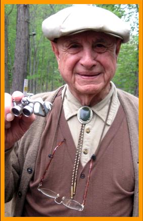 Old Man with miniature  Binoculars.
Mann mit miniatur fernglas.
Homme avec jumelles miniature.
Hombre con binoculares en miniatura prismaticos.
Man med miniatur kikare.
L'uomo con binocolo in miniatura.
