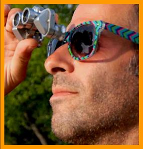 Man in his Colorful Sunglases using his  Binoculars.
Homme utililisant ses jumelles.
Man mit seinem fernglas.
Hombre usando sus binoculares.
Hombre usando sus prismaticos.
Uomo che usa il suo binocolo.
Man avander sin kikare.
Man die sijn verrekijker gebruikt.
Durbununu kullananadam.
Ember hasznalja a tavcsovet.
Mezczyzna uzywajacy lornetki.
Mandi, de bruger sin kikkert.
Mies kiikareillaan.
Muz pomoci sveho dalekohkedu.  