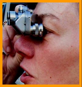 Woman using her binoculars.
Femme utilisant ses jumelles.
Frau mit ihrem fernglas.
Mujer usando suis binoculares.
Mujer usando suis prismaticos.
Donna che usa il suo binocolo.
Kvinna som avander sin kikare.
Vrouw die haar verrekijker gebruikt.
Durbununu kullanan kadin.
No hasznalja a tavcsovet.
Kobieta uzywajaca kornetki.
Kvinde, der bruger en kikkert.
Nainen kayttaa kiikareita.
Zena pomoci dalekohledu.