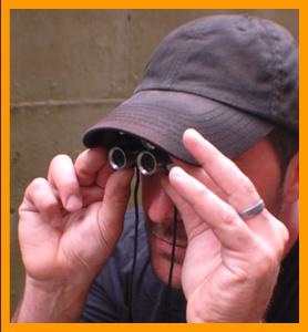 Man Peering through Miniature Binoculars.
Man beobachtet mit einem miniatur fernglas.
Homme observant avec des jumelles miniature.
Man Observerar med miniatur kikare.
L'uomo osserva col il binocolo in miniatura. 