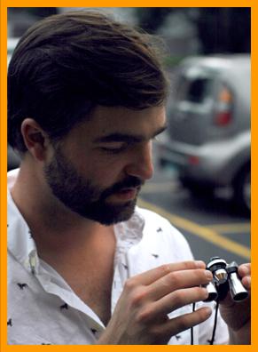 Man examining binoculars.
Mann mit fernglas.
Hombre con binoculares.
Homme avec jumelles. 
Man med kikare.