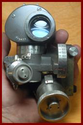 1941 WWII Nife 5x25 Swedish Optical Gun Sight for machine gun.
1941 Nife 5x25 viseur de canon optique suedois pour mitralleuse.
1941 Nife 5x25 schwedisches optisches visier fur maschinengewehr.
1941 Nife 5x25 mirino svedese per mitragliatrice.
1941 Nife 5x25 mira de canon optico sueco para ametralladora.