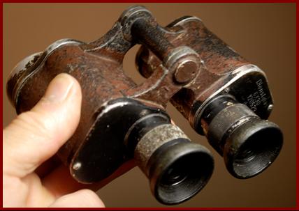 1941/1942 German Army DYM 6x30 Dienstglas military binoculars.
1941/1942 DYM 6x30 Dienstglas jumelles militaires de l'armee Allemande.
1941/1942 DYM 6x30 Dienstglas militarfernglaser der Bundeswehr.
1941/1942 DYM 6x30 Dienstglas binoculares militares del ejercito Alemain.
1941/1942 DYM 6x30 Dienstglas tyska armens militara kikare.
1941/1942 DYM 6x30 Dienstglas binocolo militare dell'eserciti Tedesco.
1941/1942 DYM 6x30 Dienstglas militaire verrekijker van het Duitse leger.
1941/1942 DYM 6x30 Dienstglas den Tyske haerens militaiere kikkert.
1941/1942 DYM 6x30 Dienstglas lornetka wojskowa armii Niemwmieckiej.
1941/1942 DYM 6x30 Dienstglas vojensky dalekohled Nemecke armady.
1941/1942 DYM 6x30 Dienstglas den tyske haers militaere kikkert.
1941/1942 DYM 6x30 Dienstglas a nemet hadsereg katinai tavcsovel.
1941/1942 DYM 6x30 Dienstglas Saksan armeijan sotilaskiikarit.
1941/1942 DYM 6x30 Dienstglas binoculosmilitares do exercito Alemao.
1941/1942 DYM 6x30 Dienstglas Vacijas armijas militarais binoklis.
1941/1942 DYM 6x30 Dienstglas Vokietijos armijos karinai ziuronai.