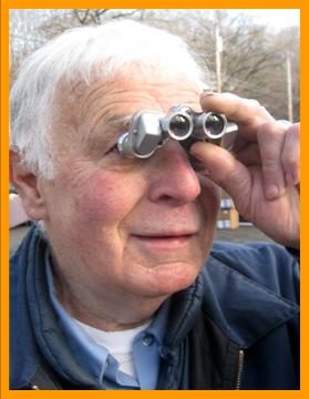 Smiling man looking small binoculars. Mann beobachtet mit einem fernglas.
Homme observant avec des jumelles.
Hombre observando con binoculares prismaticos.
Man observerar med kikare.
L'uomo osserva con il binocolo.r 