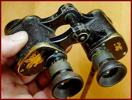 World War One Fujii Bros British Army military binoculars.
Jumelles militaires de l'armee britanique Fujii Bros. 6x de la premiere guerre mondaile.
Erster Weltrieg Fujii Bros 6x der Britischen armee.
Binoculares militares del ejercito Britanico Fujii Bros 6x de la primera guerra mundai.
Prismaticos militares del ejercito Britanico Fujii Bros 6x de la primera guerra mundai.
Fuji Bros 6x Brittiska armens militara kikare fran forsta vardskriget.
Binocolo militare dell'esercito Britannico Fujii bros 6x della prima guerra mondiale.
Eerste weredoorlog Fujii Bros 6x militaire verrekijker van het Britise leger.
Forste verdenskrig den Brittiske haerens militaere kikkert Fujii Bros 6x.
Lornetka wojskowa armil Brytyiskiej Fujii Bros 6x z i wojny swiatowej.
Vojensky dalekohled Nritske Armady Fujii Bros 6x x privni svetove valky.
Den Britske haers militaer kikkert Fujii Bros 6x.
Elso vilaghaborus Fujii Bros 6x a Brit hadsereg katonai tavcsovel .
Ensimmaisen maailmansodan Fujii bros 6x Britannian armeijan.
Primeira Guerra Mundail Fujii Bris 6x binoculos do exercito Britanico.
Pirmais passaules kars Fujii Bros 6x Britu armijas militarais binoklis.
Pirmojo pasaulinio karo Fujii Bros 6x Britu armijos kariniai ziuronai.