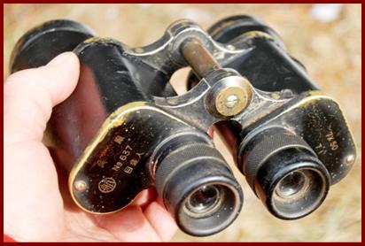 WWII Japanese military binoculars.
WWII Japanese navy binoculars.
Japanese Navy 7x50 military binoculars.
Jumelles militaires 7x50 de la marine Japonaise.
Japanisches marine-militarfernglas 7x50.
Prismaticos militares 7x50 de la armada Japonesa.
Binoculares militares 7x50 de la armada Japonesa.
Japanska flottans 7c50 militara kikare.
Binocolo militare 7x50 della marina Giapponese.
Japansk marine 7x50 militaere kikkert.
Lornetka wojskowa 7x50 Marynarki Wojennej Japonii.
Vojensky dalekohled Japonskeho namornictva 7x50
Den Japanske flade 7x50 militaer tavcso.
Binoculos militares 7x50 ds marinha Japonesa
Japanas 7x50 militarie binokli.
Japoonijos karinio juru laivyno 7x50 kariniai ziuronai.